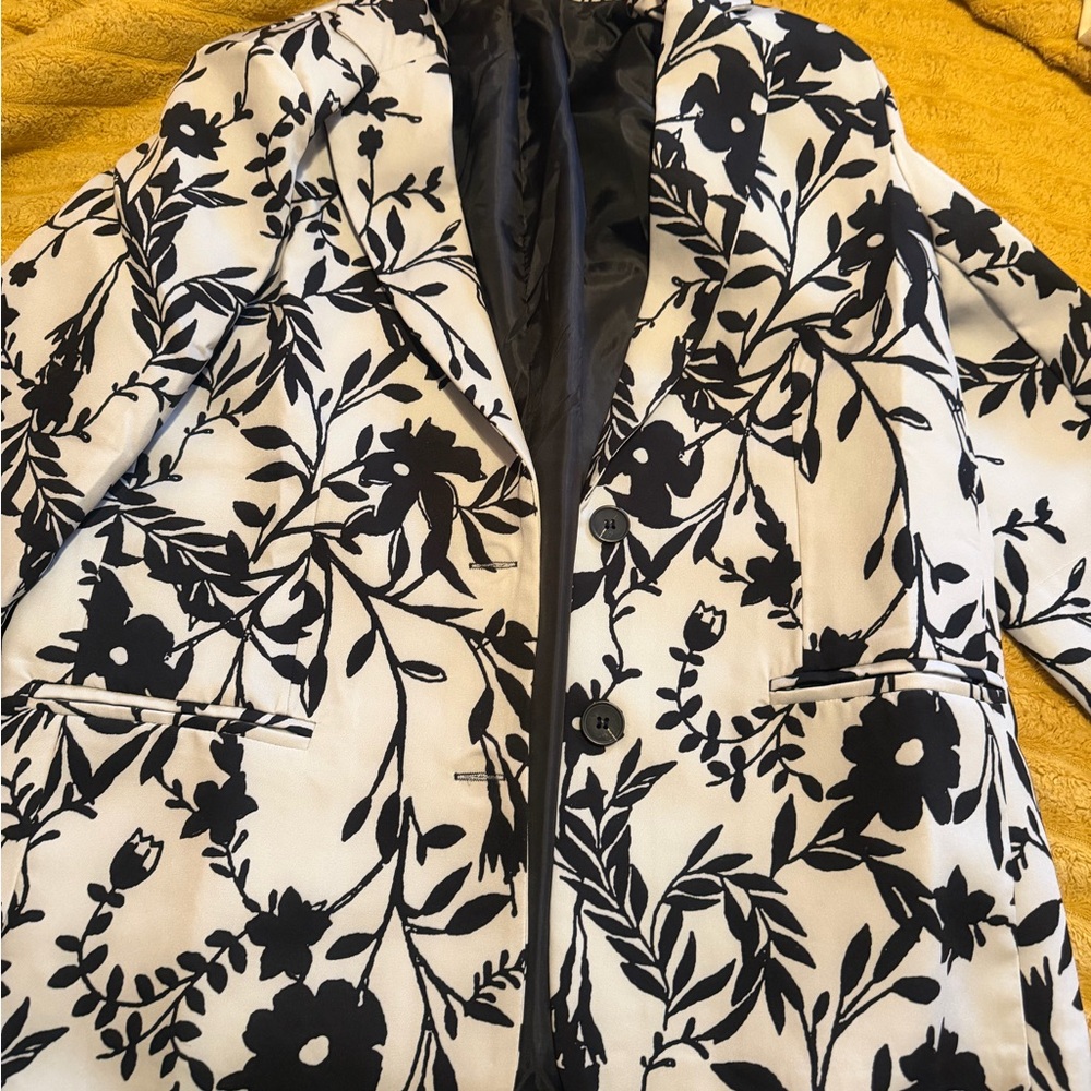 Chic Black and White Floral Women's Blazer